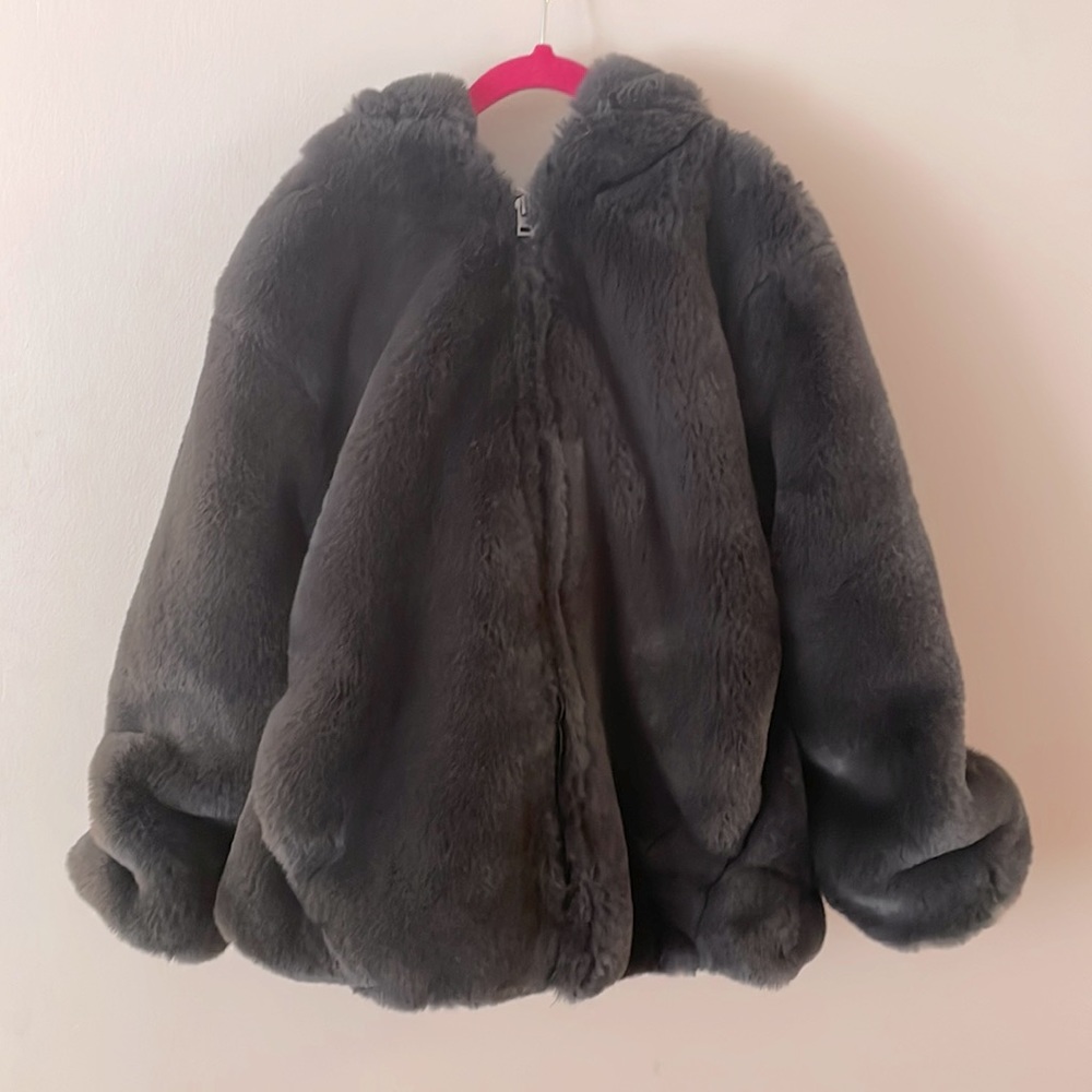 NWT Zara coat, grey color, beautiful design.